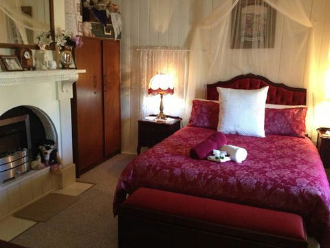 Tenterfield Luxury Historic C1895 Cottage - VIC Tourism 1