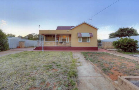 The Lodge Outback Motel - VIC Tourism 6