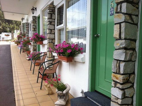 White Manor Motel - VIC Tourism 1