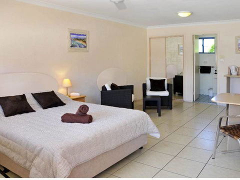 Yamba Twin Pines Motel - VIC Tourism 0