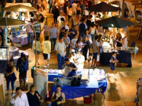Surfers Paradise Beachfront Markets - VIC Tourism 0