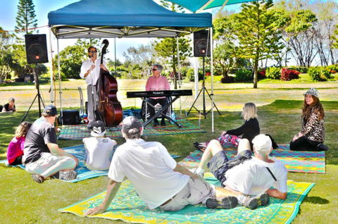 Burleigh Heads Markets - VIC Tourism 8