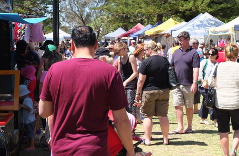 Broadbeach Beachfront Markets - VIC Tourism 1