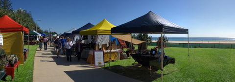 Broadbeach Beachfront Markets - VIC Tourism 7
