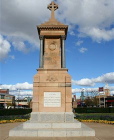 Warwick War Memorial And Gates - VIC Tourism 1