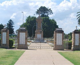 Warwick War Memorial And Gates - VIC Tourism 0