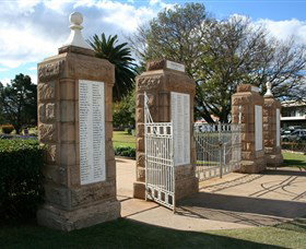 Warwick War Memorial And Gates - VIC Tourism 2