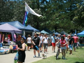 Broadbeach Art And Craft Markets - VIC Tourism 0