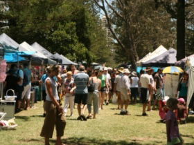 Broadbeach Art And Craft Markets - VIC Tourism 1