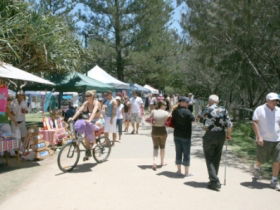Broadbeach Art And Craft Markets - VIC Tourism 2