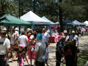 Broadbeach Art And Craft Markets - VIC Tourism 3