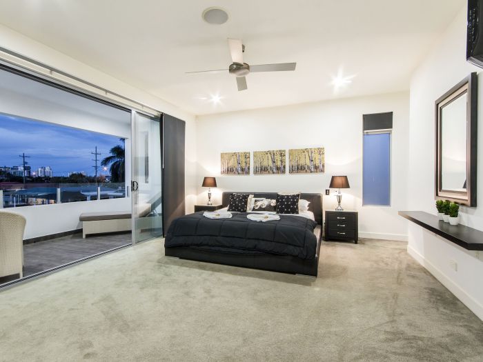 Broadbeach Waters QLD VIC Tourism