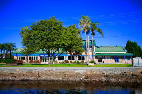 Hadleys Hotel - VIC Tourism 0