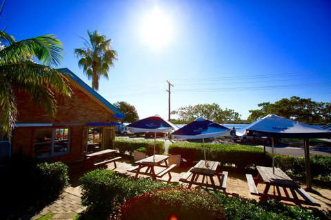 Hadleys Hotel - VIC Tourism 1