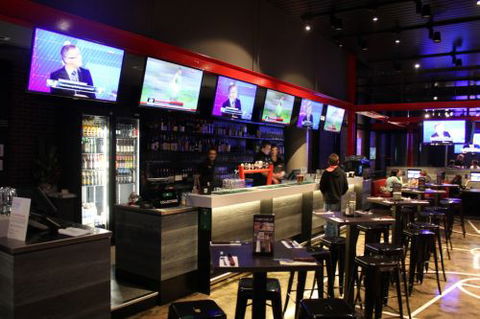The Sporting Globe Bar & Grill - VIC Tourism 4