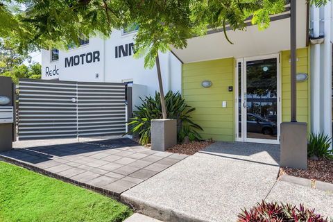 Redcliffe Motor Inn - VIC Tourism 1