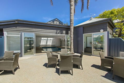 Bellevue On The Lakes - VIC Tourism 4
