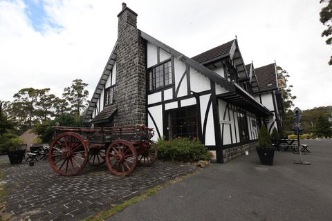 Fox And Hounds Inn - VIC Tourism 3