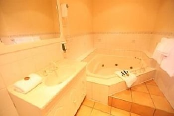 Fox And Hounds Inn - VIC Tourism 6