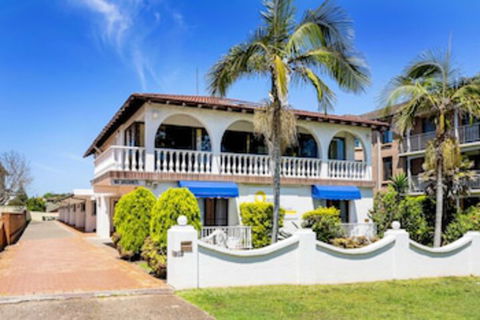 Ocean Breeze Motel - VIC Tourism 0