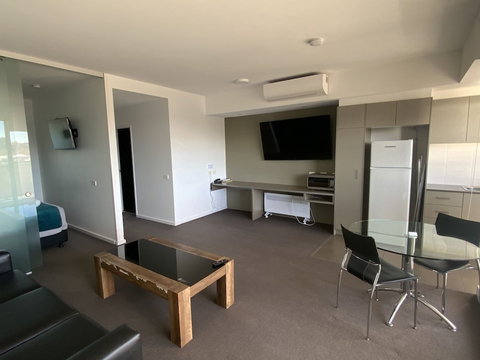 Honeysuckle Executive Apartments - VIC Tourism 4