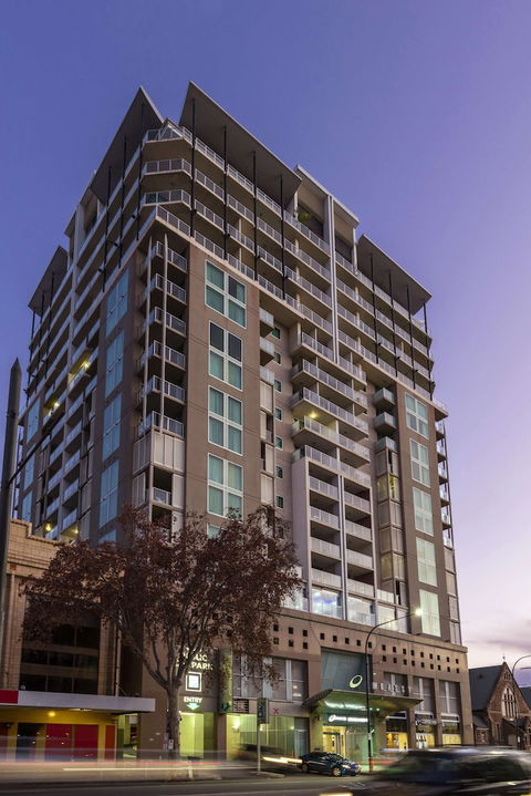 Oaks Adelaide Embassy Suites - VIC Tourism 2
