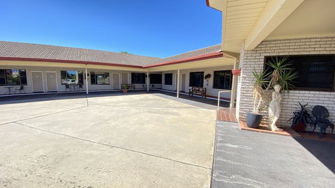 Sapphire City Motor Inn, Inverell - VIC Tourism 4