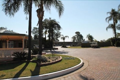 Nandewar Motor Inn - VIC Tourism 6