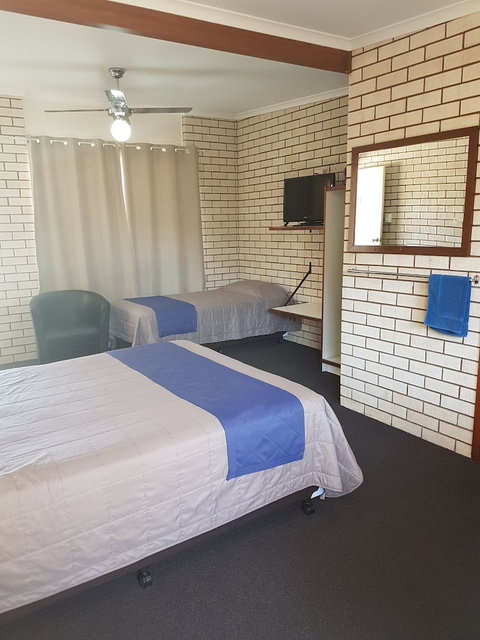 Emerald Tower Motor Inn - VIC Tourism 4