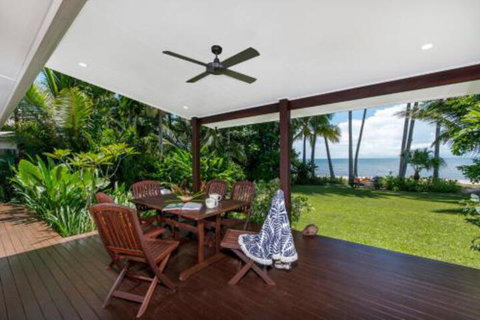 The Palms On Newell Beach - VIC Tourism 1