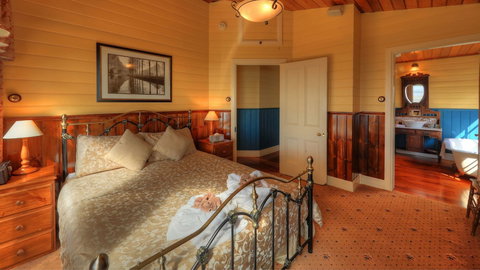 Island View Spa Cottage - VIC Tourism 4