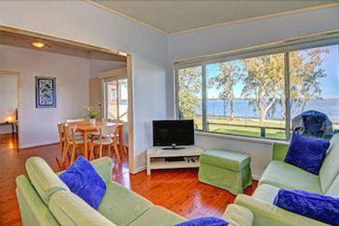 Lakes Edge Cottage - VIC Tourism 0