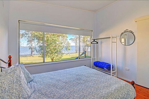 Lakes Edge Cottage - VIC Tourism 1