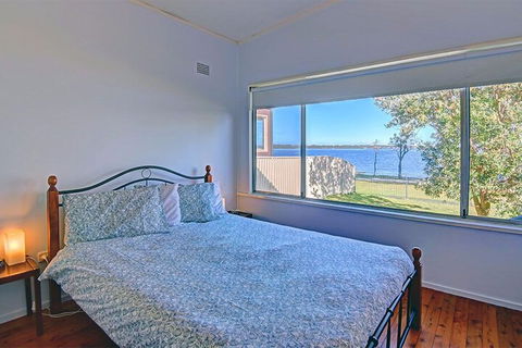 Lakes Edge Cottage - VIC Tourism 2