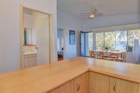 Lakes Edge Cottage - VIC Tourism 7