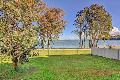 Lakes Edge Cottage - VIC Tourism 3