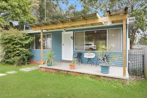 Budgewoi Cottage - VIC Tourism 0