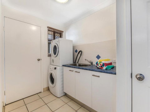 Coolum Waves Pet Friendly Holiday House - VIC Tourism 4