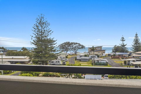 Woolgoolga Executive Apartment - VIC Tourism 4