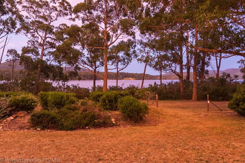 Bay Retreat Port Arthur - VIC Tourism 0