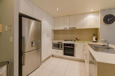 A Deluxe Swim Up Drift Apartments South - VIC Tourism 3