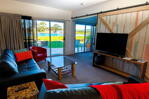 Ulverstone River Edge Apartments - VIC Tourism 5