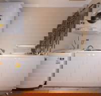 Lovely 5BR house walk to train and shops