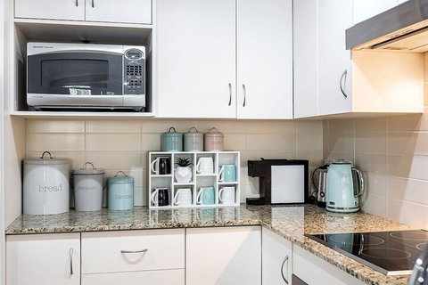 Shoal Bay Beach Apartments, 6/2 Shoal Bay Road - VIC Tourism 3