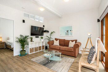 Half Moon Cottage - VIC Tourism 0