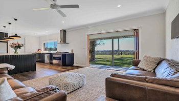 Your Luxury Escape - Paul's Farmhouse - VIC Tourism 1