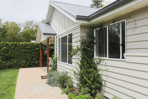 Armidale Cottage - VIC Tourism 1