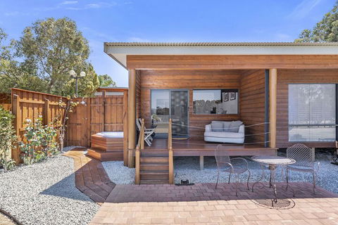 The Swan Valley Retreat - VIC Tourism 7