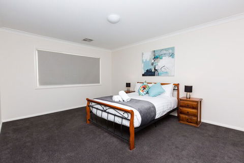 4 Bedroom Inner City Townhouse â€“ Sleeps 9 - VIC Tourism 3