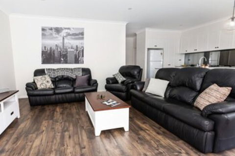 4 Bedroom Inner City Townhouse â€“ Sleeps 9 - VIC Tourism 0